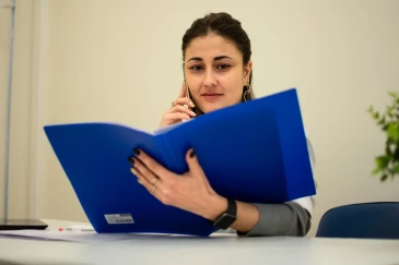 Администратор клиники разговаривает по телефону